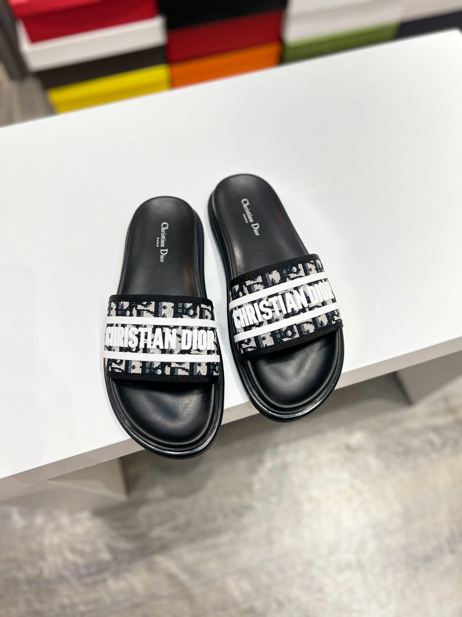 Men's men's shoes💰320【DIOR】🐝🐝Top version. 2024ss Dior’s latest men’s slippers are a must-have. Dior Alias ​​Men's Genuine Leather Slippers This summer new Alias ​​sandal embodies a casual and elegant style. Carefully crafted from grained cow leather and Oblique printed fabric, with cowhide lining! Cross-strap design with metal-clad brass CD Diamond logo. The imported cowhide leather and rubber sole adds sophistication and comfort, while Oblique print-effect anti-slip panels add style. Size39-44 (customized at 38.45)